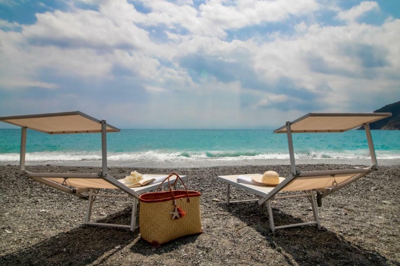 Casa Giulia - Apartment Beachfront With 2 Bedrooms, Air Conditioning And Private Parking, Just 30 Meters From The Beach Sestri Levante Exterior foto